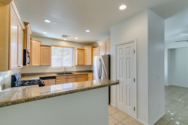 Building Photo - Great 3 bedroom house with a large loft an...