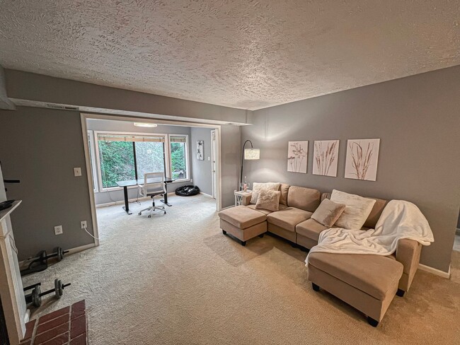 Building Photo - Fully Furnished And Stylish 1 Bedroom 1 Ba...