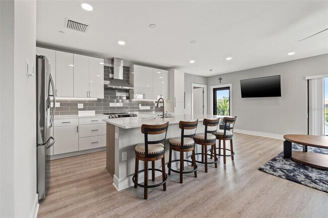 Building Photo - 12400 Capri Cir N