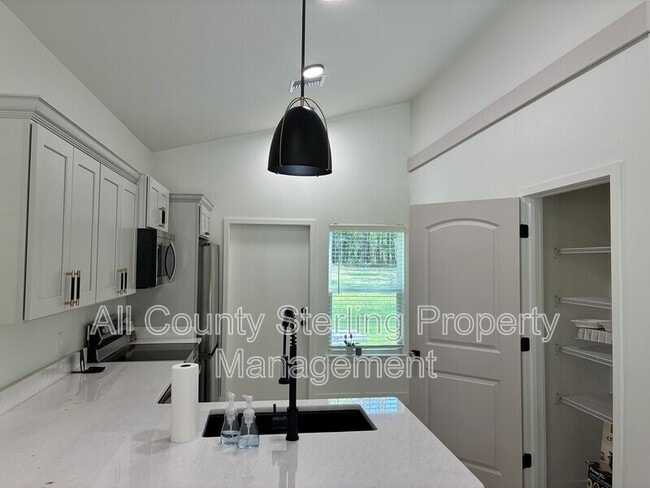 Building Photo - 10230 NE 72nd St