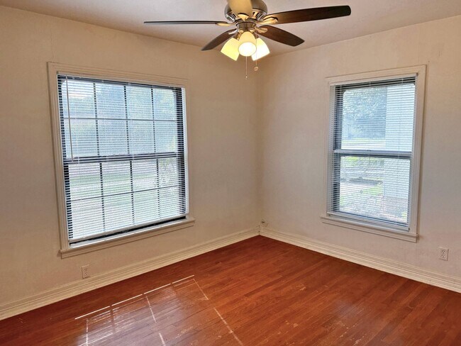 Building Photo - Charming 2 Bed, 1 Bath Home Close To MSU