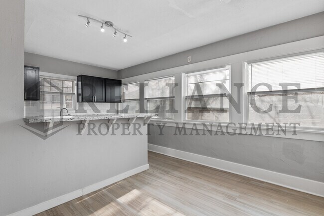 Building Photo - 3321 E Victor St