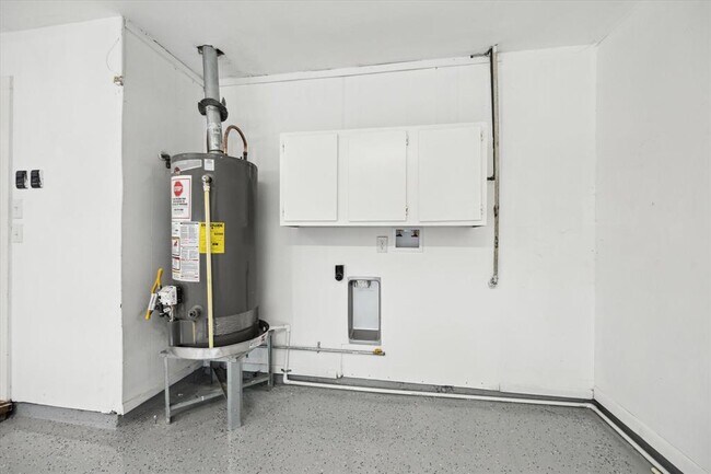 Building Photo - 5602 Hialeah Dr
