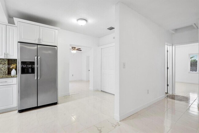 Building Photo - 934 E 22nd St