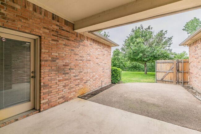 Building Photo - Beautiful 4 Bedroom Home in Ridgmar
