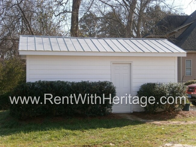 Building Photo - GORGEOUS RANCH/ GRAND PA'S BUNGELOW/ 1.6 ACRES/ FRONT PORCH/ PRIVATE YARD