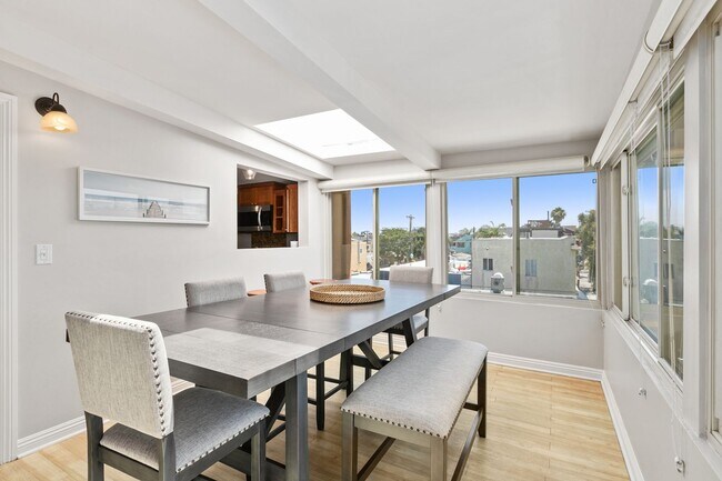 Building Photo - 3 bed 2.5  bath in the Heart of Mission Beach