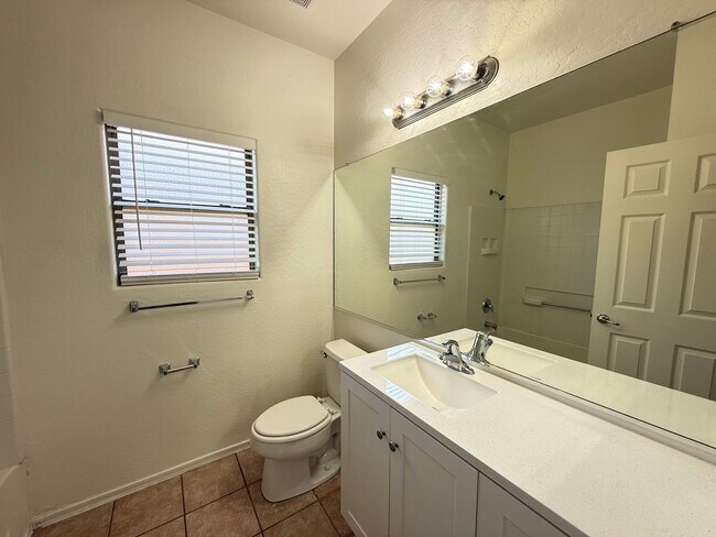 Building Photo - BRAND NEW CARPET 3 Bedroom 2 Bathroom Spacious Floorplan!