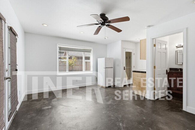 Building Photo - 657 40th St