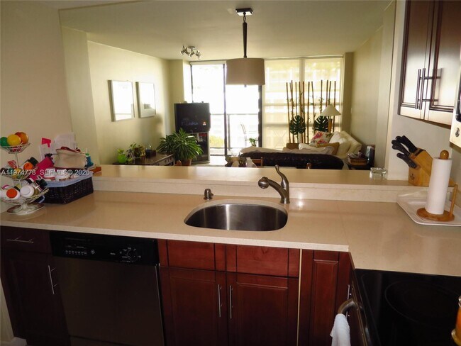 Building Photo - 600 NE 36th St