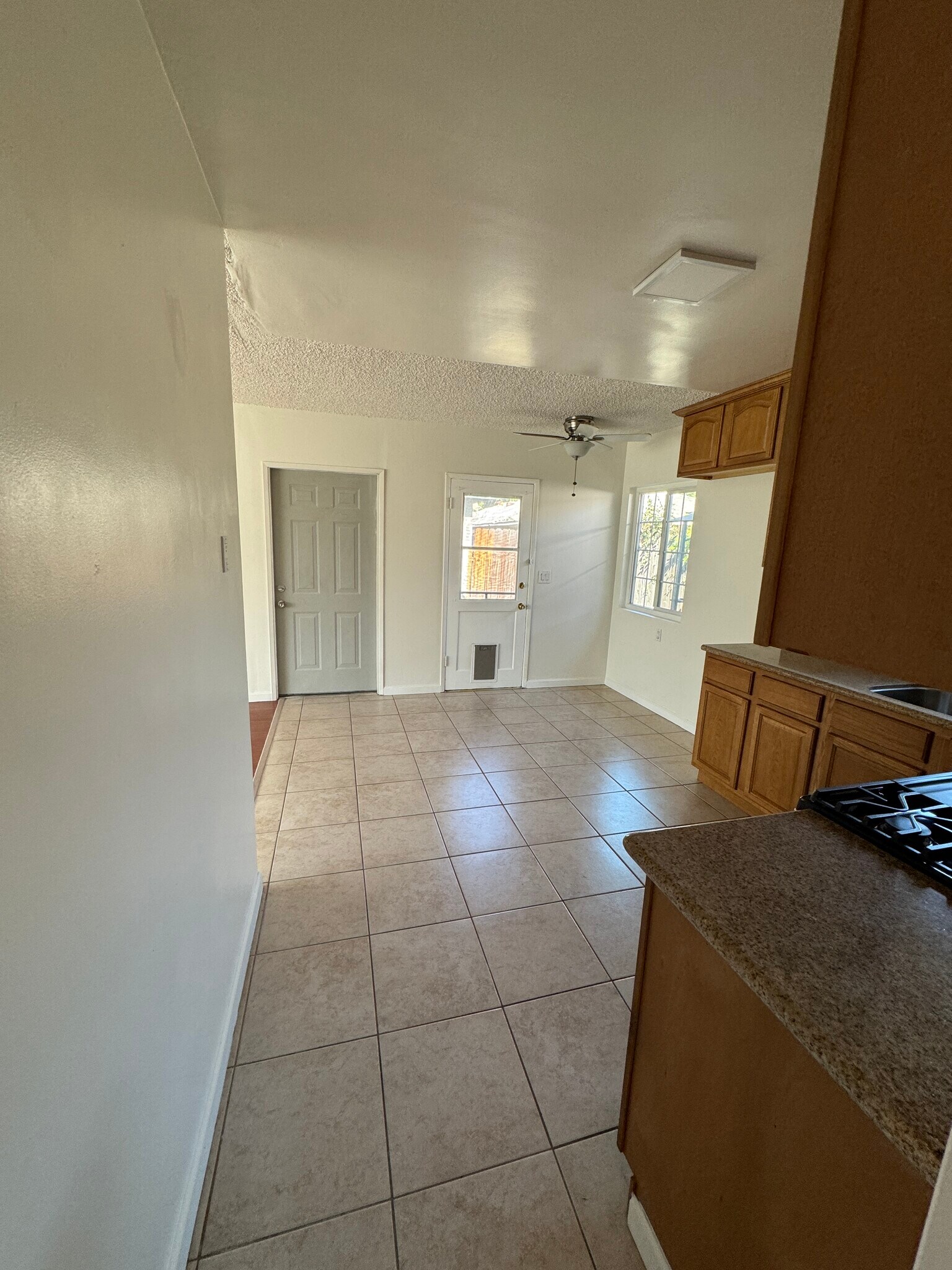 Building Photo - 831 W Walnut Ave