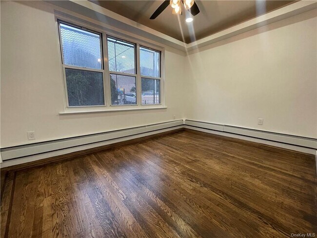 Building Photo - 3026 Kingsbridge Terrace