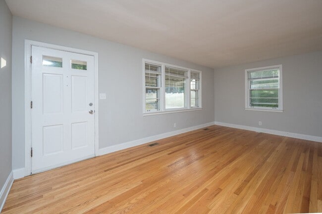 Building Photo - **UPDATED 3-BEDROOM DUPLEX WITH ATTACHED G...