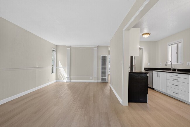 Building Photo - Beautifully Updated 2BR Condo with New Appliances & Community Pool