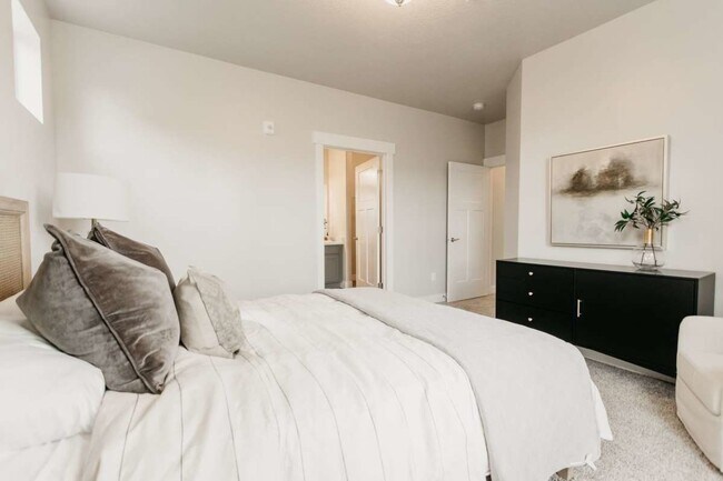 Building Photo - 664 N 380 W