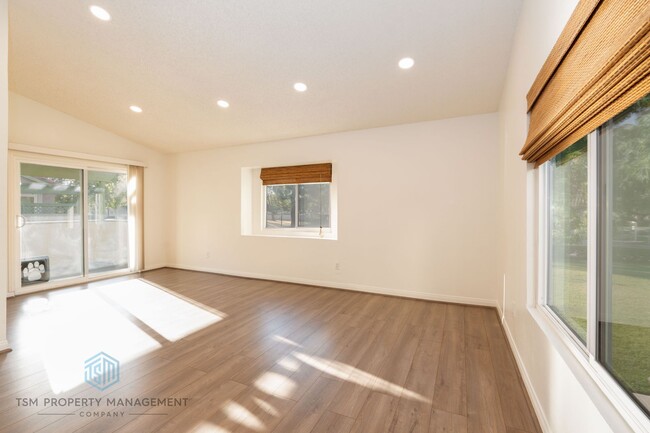Building Photo - 2 Bed 2 Bath End Unit Townhouse with Amazing View in Rancho Cucamonga!