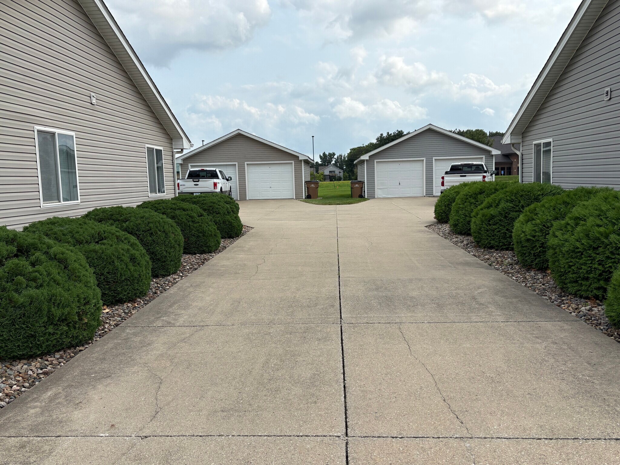 Building Photo - 872 Edgewater Dr