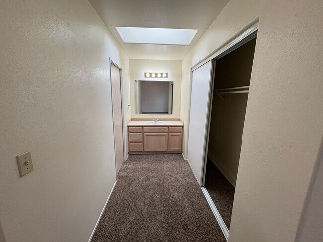 Building Photo - CHECK OUT THIS COZY 3 BEDROOM, 2.5 BATH TOWNHOME ON A CORNER LOT IN MOUNTAINVIEW NEIGHBORHOOD