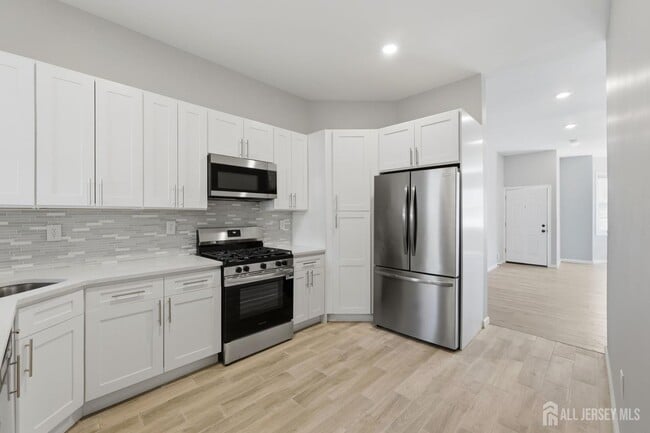 Building Photo - 327 S Orange Ave