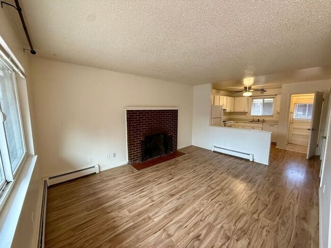 Building Photo - Beautiful 2 Bedroom Town Home! INCLUDED IN RENT: Water/Sewer/Gas/Trash