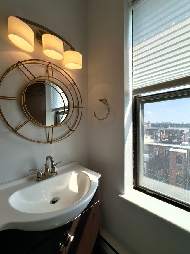 Building Photo - Charming Studio Condo in the Heart of Balt...