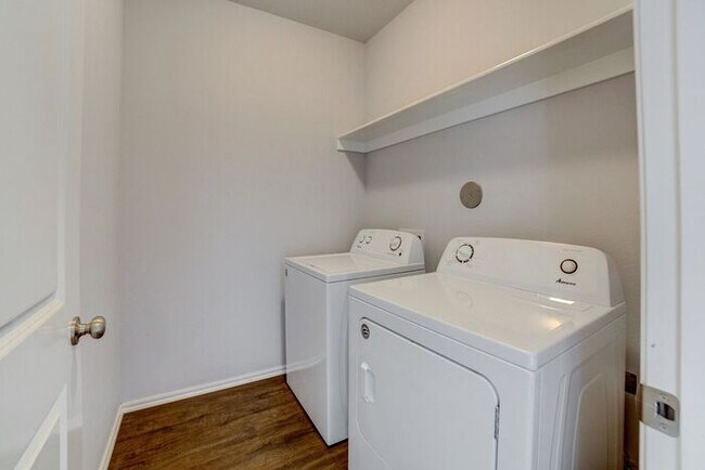 Building Photo - Unique 4/2/2 Near Downtown Tulsa!