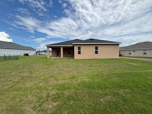 Building Photo - 4 bedroom / 3 bath in great neighborhood - WON'T LAST!