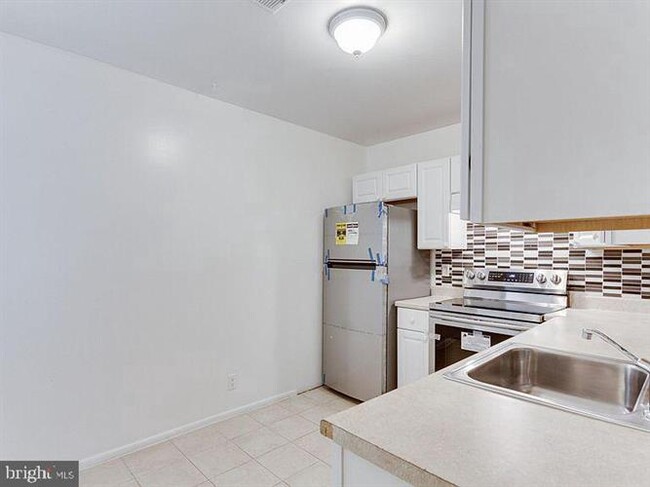 Building Photo - 2621 Glengyle Dr