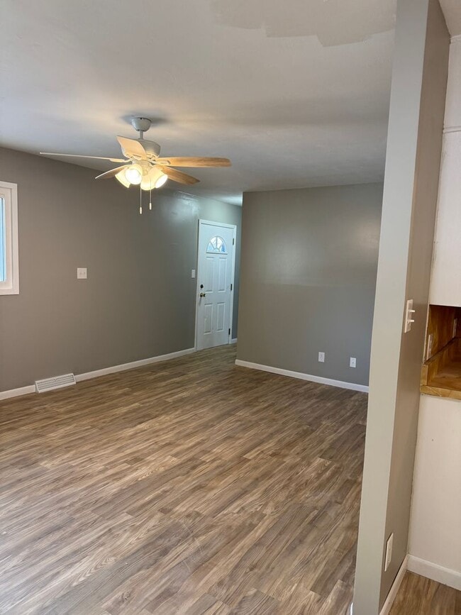 Building Photo - 4br 2bth large sun room and big fenced in backyard