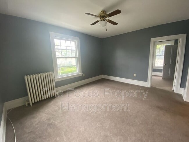 Building Photo - 425 Louisa St