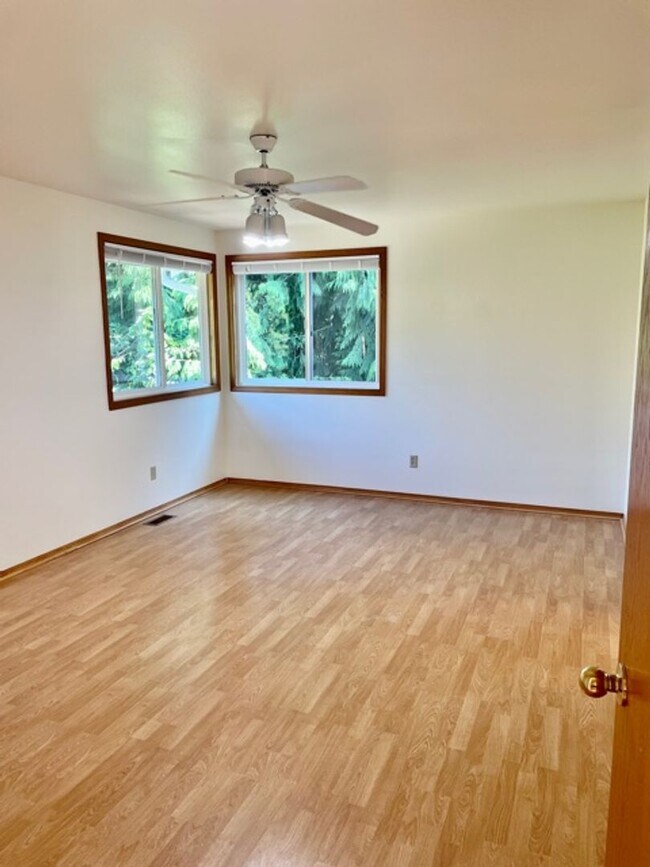 Building Photo - Beautiful Sammamish home on Quiet Street.