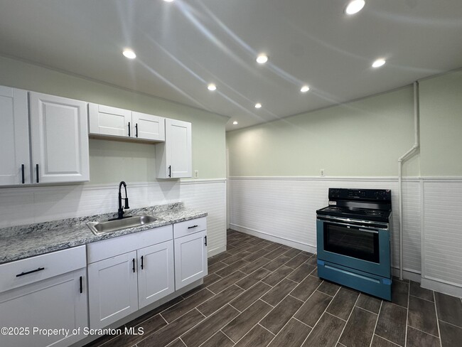 Building Photo - 1262 S 6th Ave