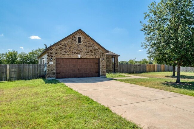Building Photo - 117 Brittany Ln
