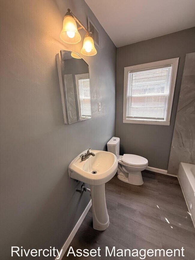 Building Photo - DUPLEX WITH NICE AMENTIES!!!! Section 8 We...