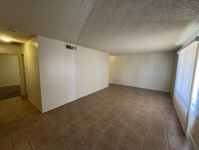 Building Photo - Maryvale Townhome