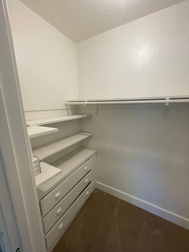 Building Photo - Charming one-bed, one-bath apartment in Midtown