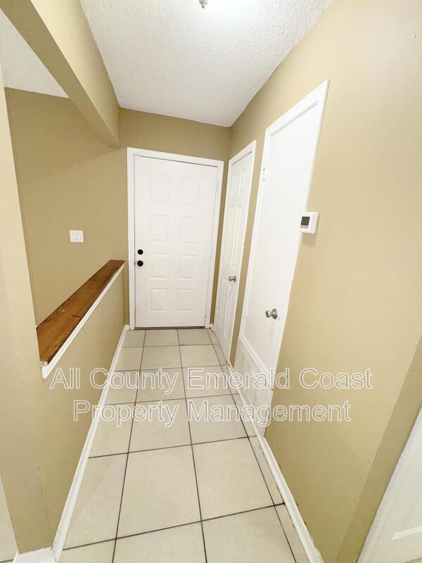 Building Photo - 875 Fairview Dr