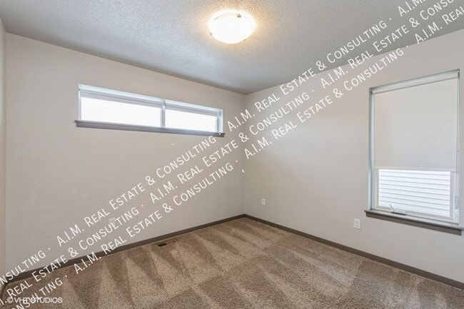 Building Photo - 4003 NW Cedarwood Ln