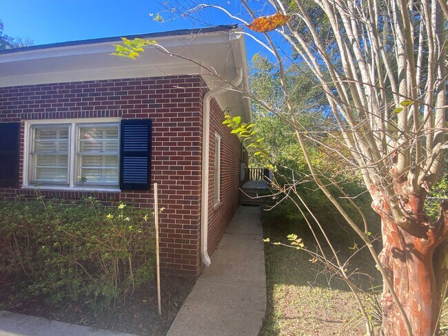 Building Photo - For Rent – 3 Bed / 2.5 Bath Home | $1,400/month  Recently updated and move-in ready 3-bedroom, 2....