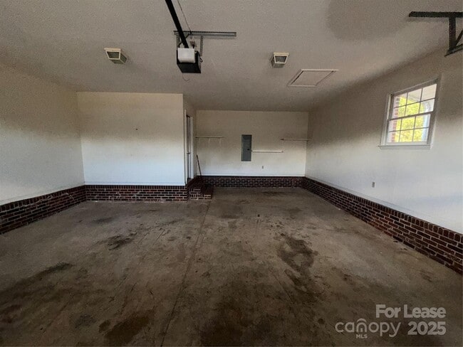 Building Photo - 401 Miller Farm Rd