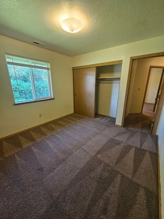 Building Photo - 3 Bedroom Home Near Schools!