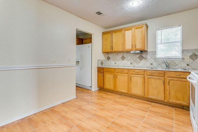 Building Photo - Excellent 3 Bedroom 2 Bath with many featu...