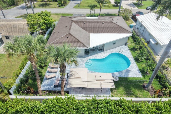 Building Photo - 632 Las Palmas Park