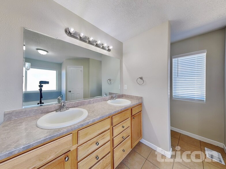 Building Photo - 2201 Coba Rd SE