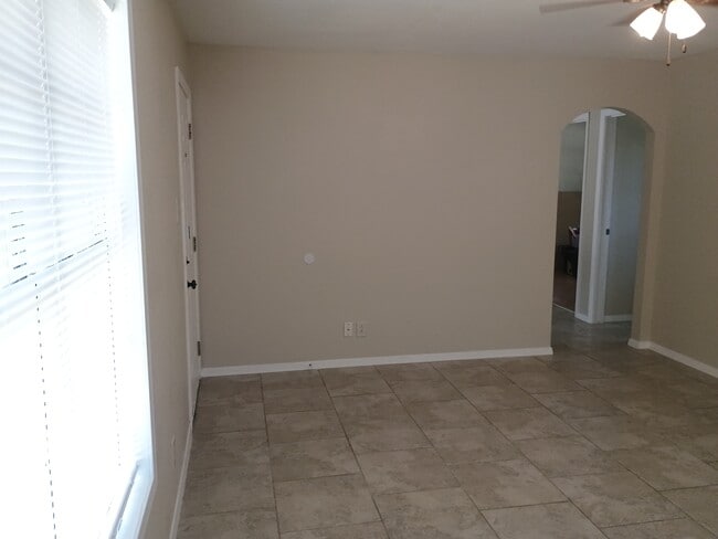 Building Photo - 1025 Valley View St