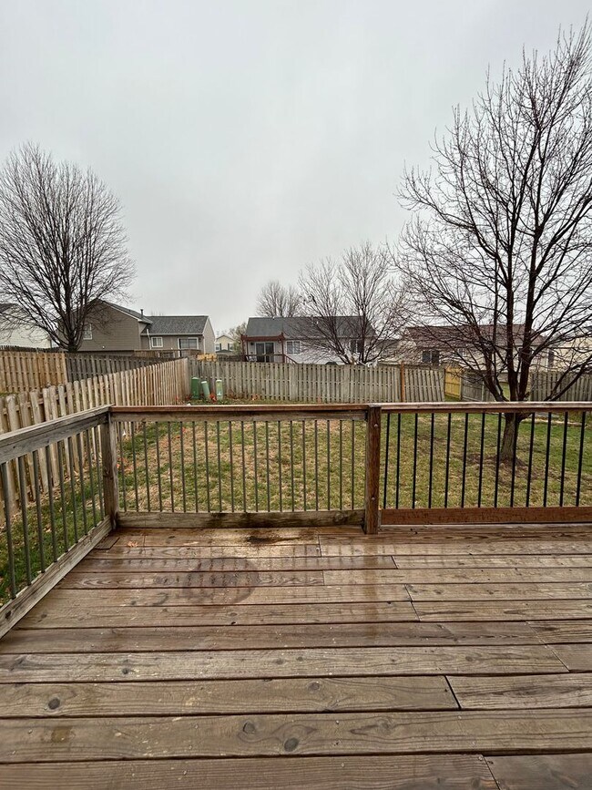 Building Photo - Spacious Split Level Living in Millard with a Backyard You’ll Love