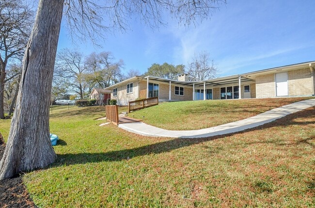 Building Photo - 414 Lakeview Dr