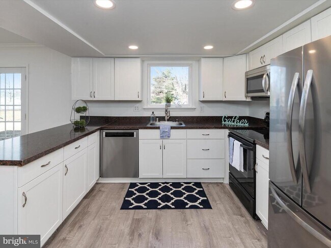 Building Photo - 402 S Cherry Grove Ave