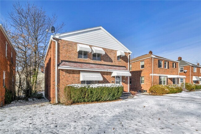 Building Photo - 422 E 222nd St