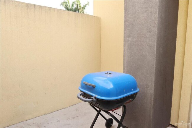 Building Photo - 14 W Daffodil Ave